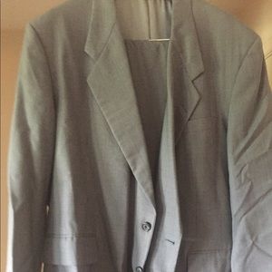 Men’s Tom James Suit gray